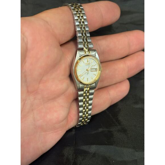 Seiko 7N83-0011 2-Tone Day/Date Womens Watch! New Battery! - Picture 8 of 9